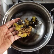 Campurkan bahan kuah jahe dalam panci, panaskan hingga mendidih. 
Sisihkan.