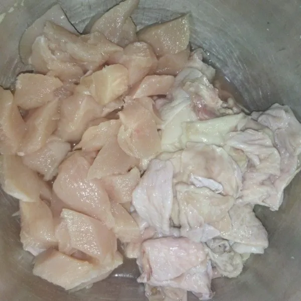 Siapkan daging ayam fillet yang sudah dibilas, lalu beri air perasan jeruk nipis, aduk rata diamkan selama 10 menit. Lalu potong-potong daging ayam dan kulit ayamnya.