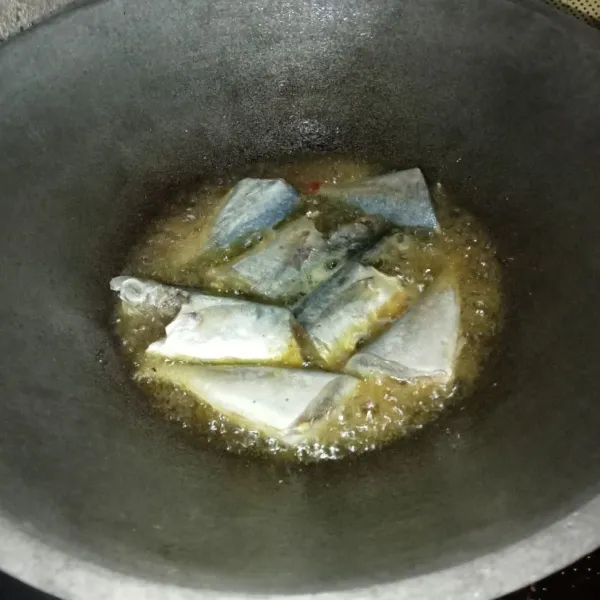Marinasi ikan dengan garam, kaldu jamur dan jeruk nipis, lalu goreng sampai matang, angkat dan tiriskan.