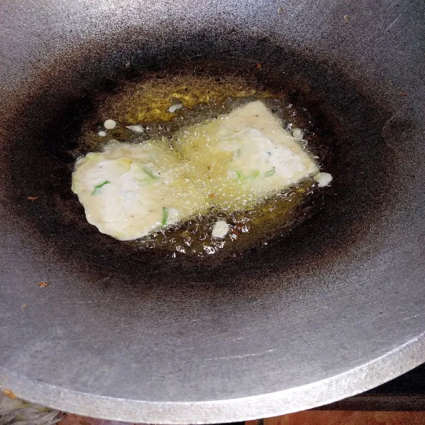 Panaskan minyak, lalu goreng tempe hingga matang, namun "tidak" sampai kering ya (ciri khas tempe mendoan). Angkat. Tiriskan.