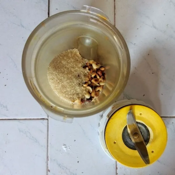 Haluskan kacang, gula dengan blender hingga benar-benar halus. 
Tambahkan air hangat agar mudah dibentuk. 
Sisihkan.