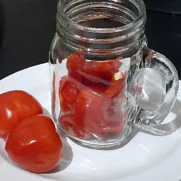 Potong tomat, lalu masukkan ke dalam gelas.
