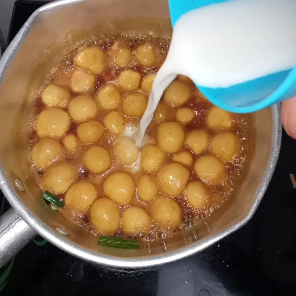 Masukkan tapioka dan air yang sudah dilarutkan.