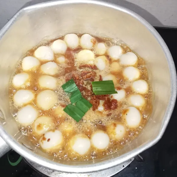 Untuk membuat bubur tapioka. Didihkan air, kemudian masukkan bubur yang sudah di bulatkan dan tunggu sampai mengapung. Lalu tambahkan gula merah, gula palem, dan daun pandan, kemudian aduk rata.