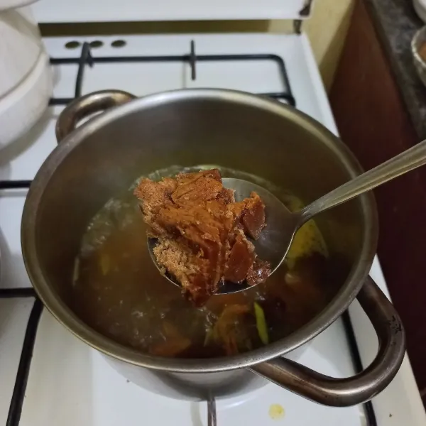 Tambahkan gula merah kemudian kecilkan api, aduk hingga larut.