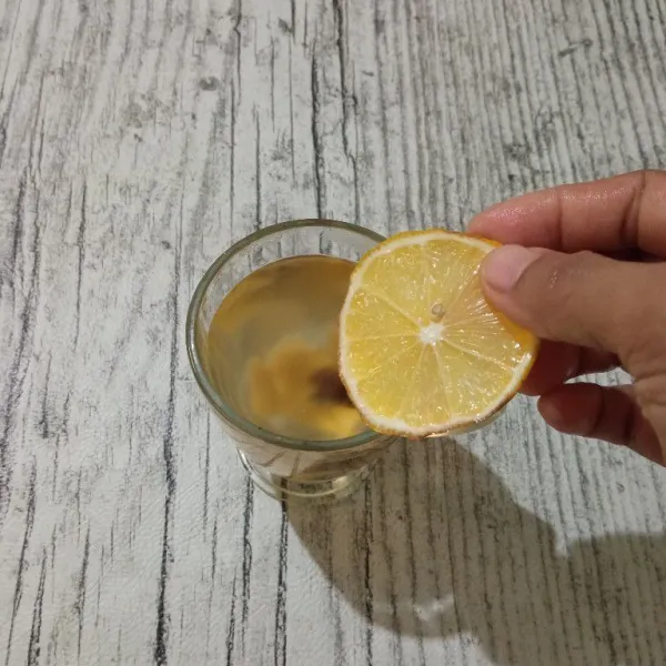 Masukkan irisan jeruk lemon, aduk sebelum dinikmati. 
Sajikan hangat.