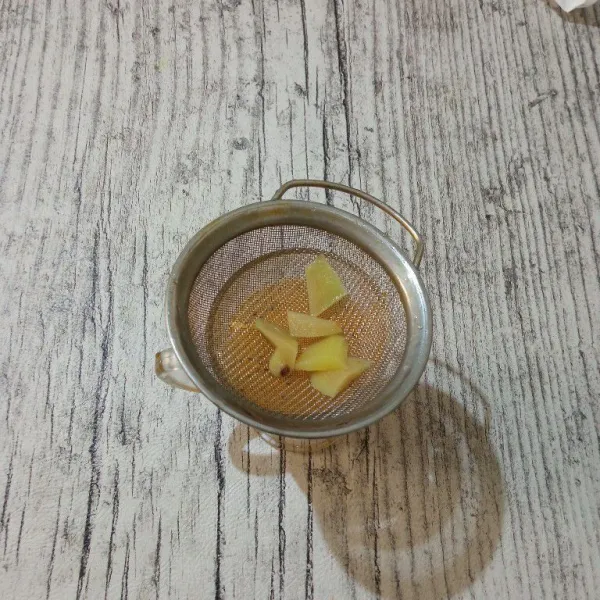 Tuang air rebusan jahe ke dalam gelas saji, aduk sebelum dinikmati, sajikan hangat.