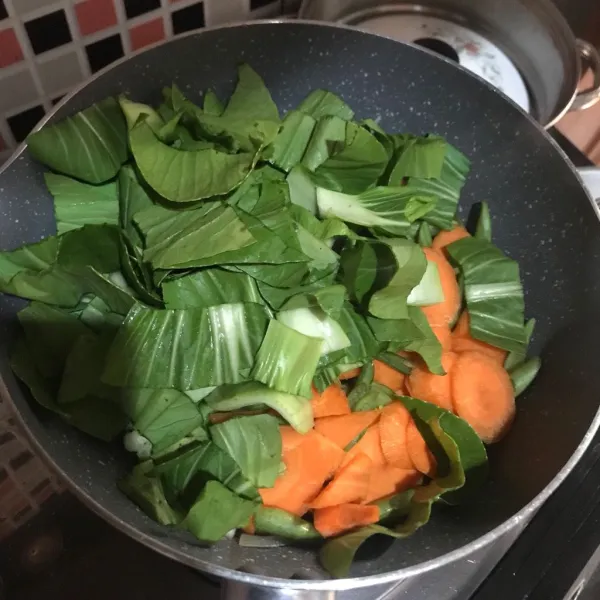 Masukan wortel, buncis, dan pokcoy, masak hingga matang sambil ditutup wajannya. Kurang lebih 5 menit.