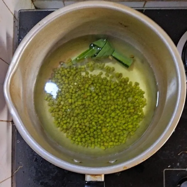 Buat rebusan kacang hijau, tambahkan air dan daun pandan, masak sampai air meresap dan matang, angkat, sisihkan.