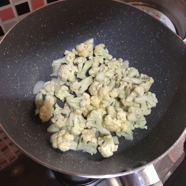 Tumis bawang putih dan bawang bombay, lalu masukan kembang kol.