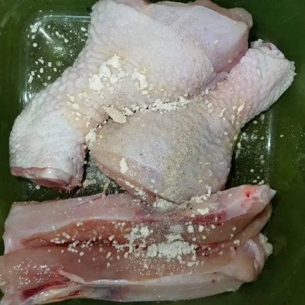 Cuci bersih ayam kemudian campur dengan bumbu marinasi aduk rata.