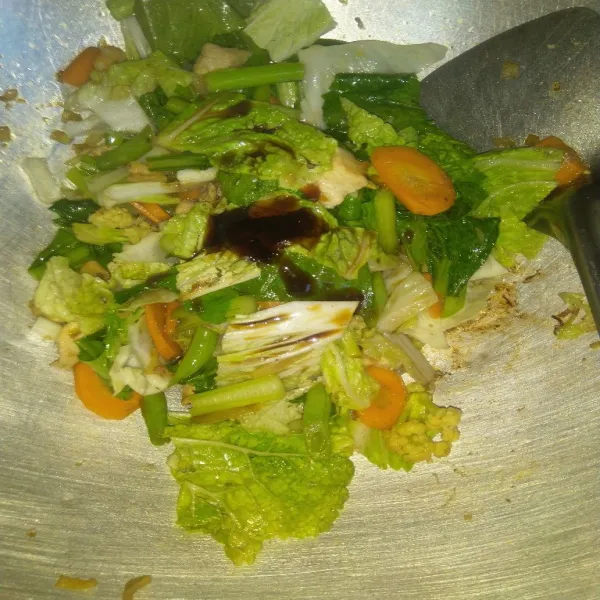 Tambahkan saus tiram, kecap ikan, minyak wijen, garam dan kaldu jamur secukupnya. Aduk rata. Tuang air. Aduk sampai rata.