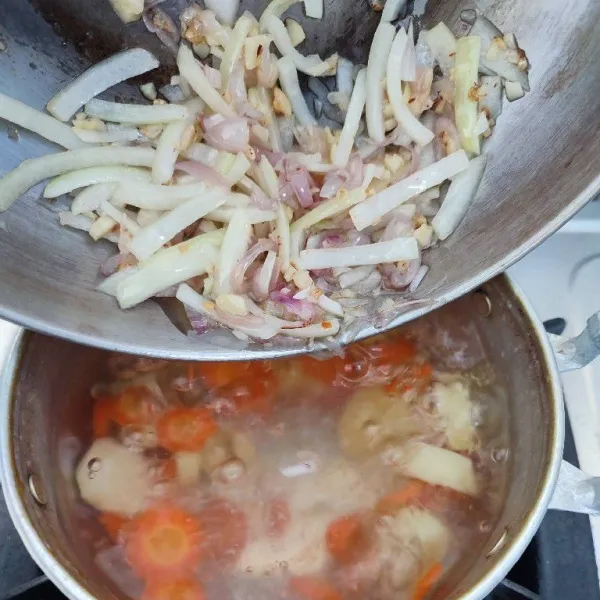 Masukkan tumisan bawang ke dalam rebusan wortel dan kentang.