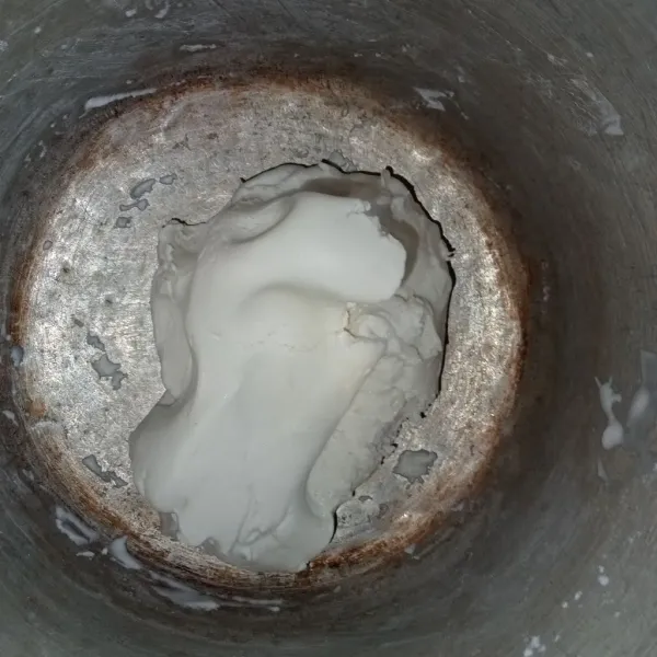 Campur semua bahan utama dan aduk rata sampai bisa di pulung.