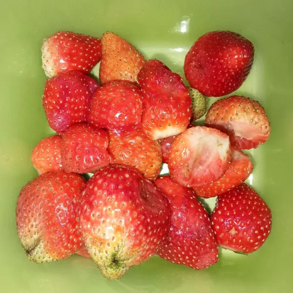 Cuci bersih strawberry dan buang bagian strawberry yang lembek.