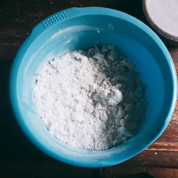 Campurkan tepung beras, tepung terigu, garam dan gula. Masukkan adonan step 1 selagi panas, aduk rata.