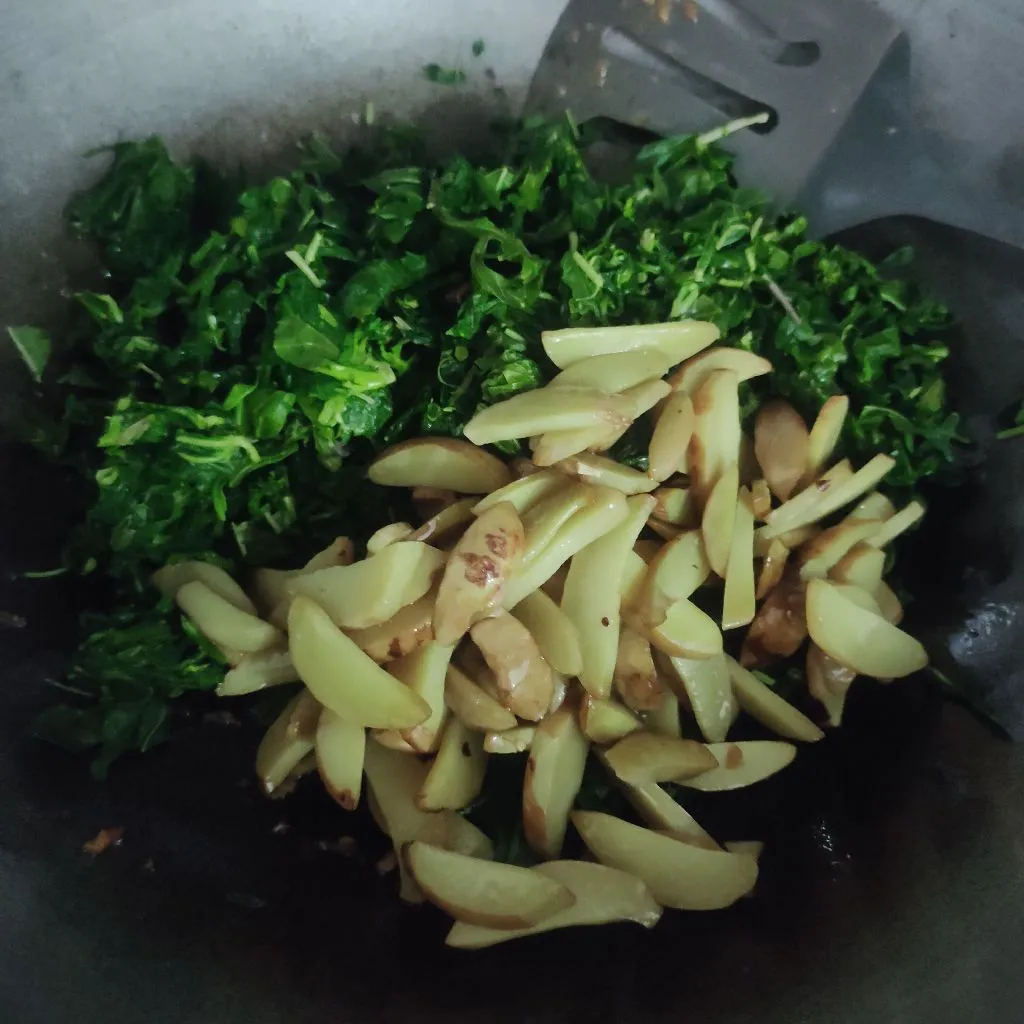 Step 4 Oseng Jengkol Daun Singkong