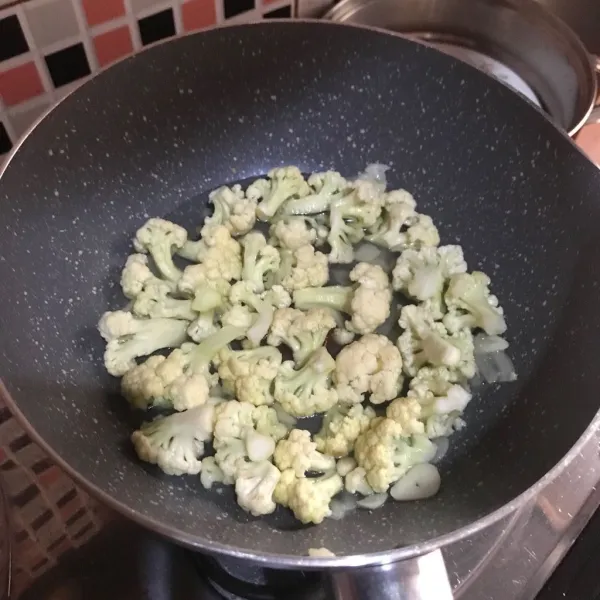 Tambahkan air, lalu masak kembang kol setengah matang atau kurang lebih 5 menit.