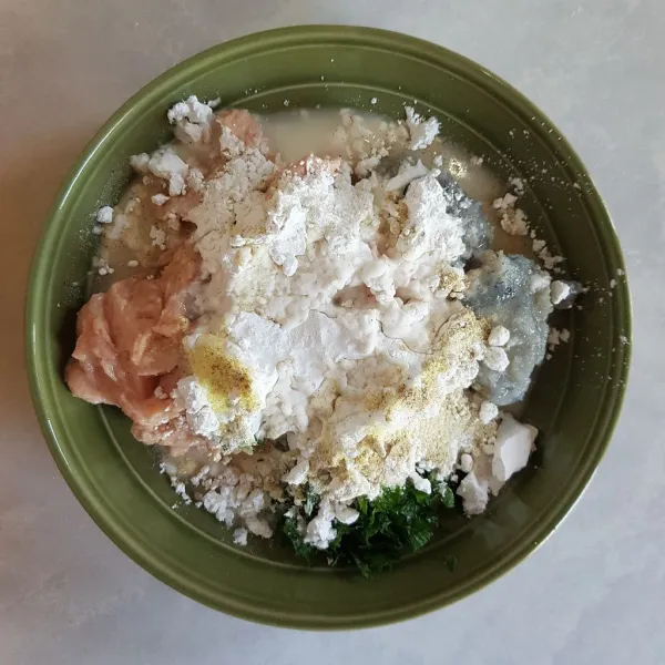 Tambahkan bawang putih yang sudah di haluskan, daun seledri yang sudah di iris halus, tepung tapioka, garam, kaldu bubuk, merica bubuk, dan air es. Aduk hingga tercampur rata.