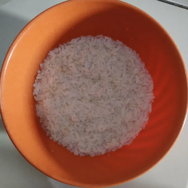 Rendam nasi dengan air selama 15 menit.