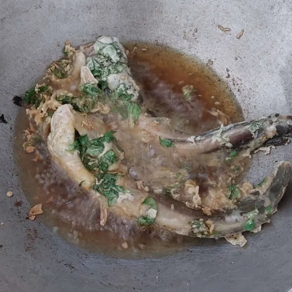 Goreng ikan lele dengan minyak panas, hingga matang dan golden brown, angkat dan tiriskan. 
Sajikan panas.