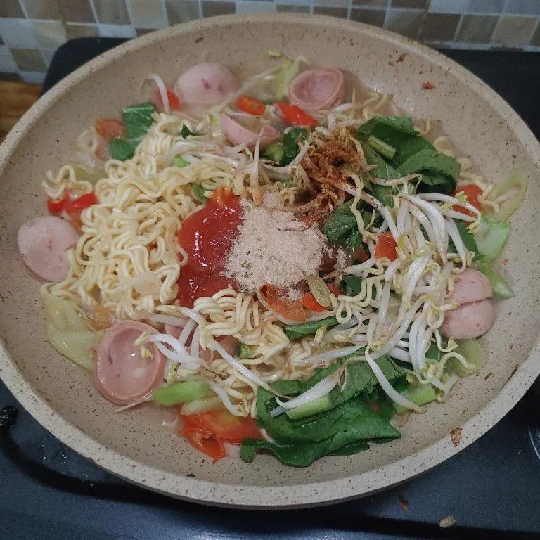 Step 5 Mie Rebus Sosis Pedas