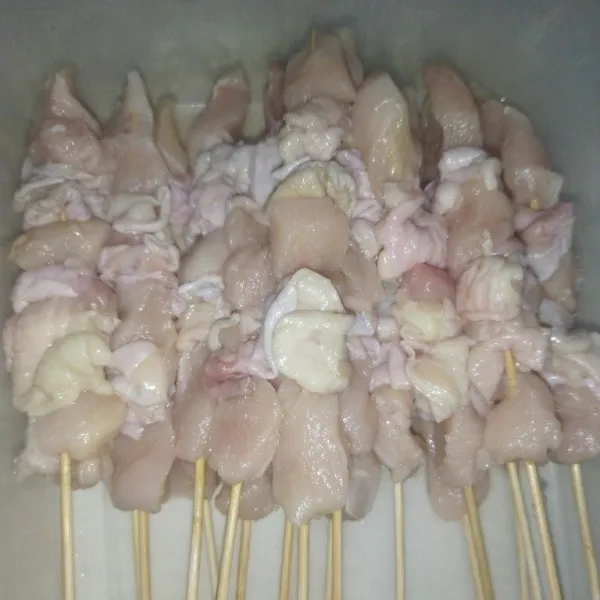 Kemudian tusuk daging ayam dan kulit ayam, secara selang-seling kedalam tusukkan sate, lalu sisihkan, simpan dikulkas dalam wadah tertutup.