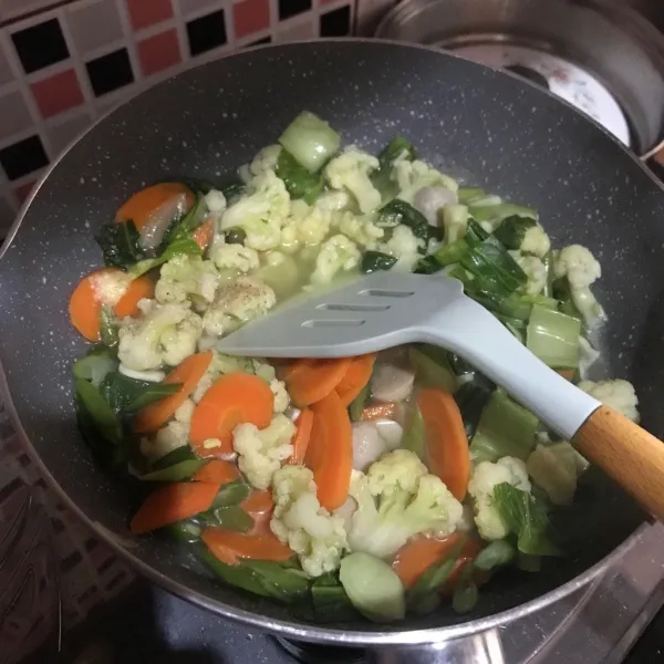 Masukan garam, totole, dan merica. Aduk rata, masak sebentar hingga baso matang. Sajikan.