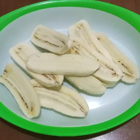 Langkah pertama, siapkan pisang.