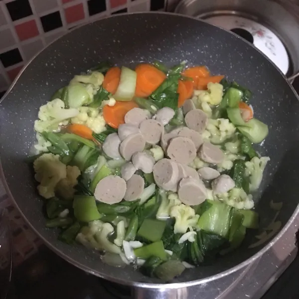 Setelah sayuran matang lalu masukan baso.