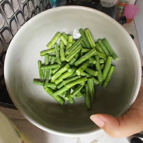 Potong kacang panjang dan cuci bersih.