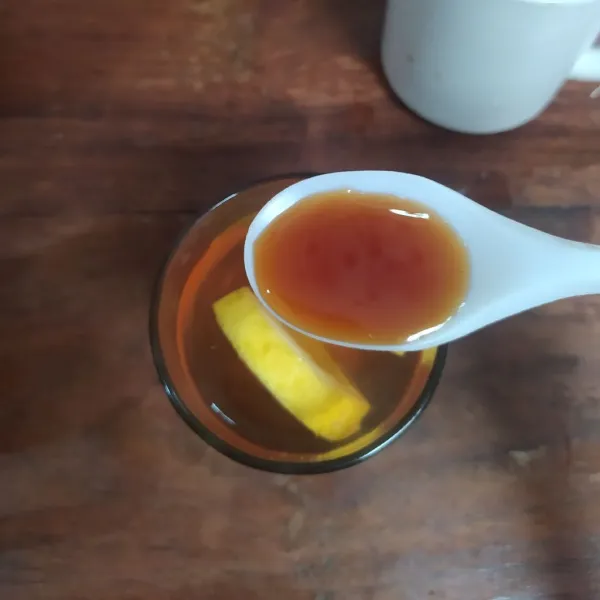 Tuang air teh serai ke dalam gelas saji, lalu masukkan madu. 
Aduk sebelum diminum.