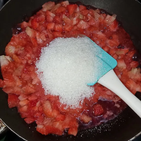 Masukkan strawberry ke dalam teflon kemudian tambahkan gula pasir.