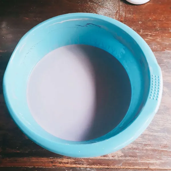 Masukkan santan ungu (step 2) sedikit demi sedikit ke dalam campuran tepung sambil diuleni hingga rata dan licin. Tambahkan pewarna ungu, aduk rata.