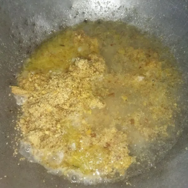 Masukkan kacang tanah goreng yang sudah dihaluskan, tambahkan air.