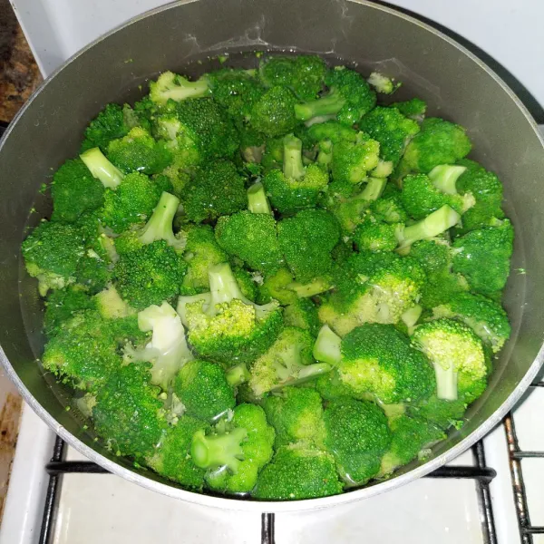 Potong brokoli per kuntum, rendam dalam air garam lalu rebus selama 2 menit, lalu rendam air dingin dan tiriskan.