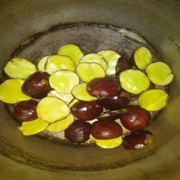 Belah dua jengkol, cuci bersih, lalu rebus dengan 1sdm kopi bubuk sampai jengkol empuk.kulit jengkol akan terlepas dengan sendirinya saat direbus