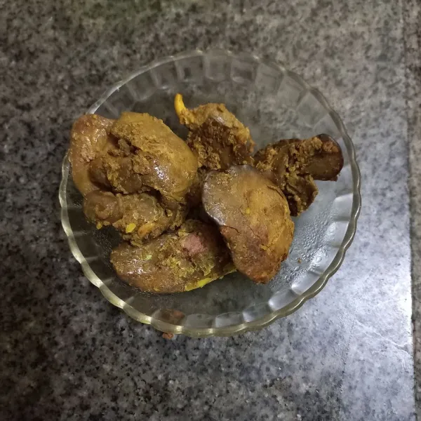 Siapkan hati ayam matang, iris-iris.