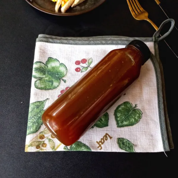 Saring wedang asam kunyit pada botol atau gelas.