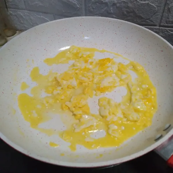 Masukkan telur, lalu orak-arik telur hingga matang.