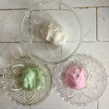 Campurkan bahan ronde dalam satu wadah, aduk hingga tercampur dan kalis. 
Bagi 3 bagian dan beri warna merah, hijau dan polos. 
Sisihkan.