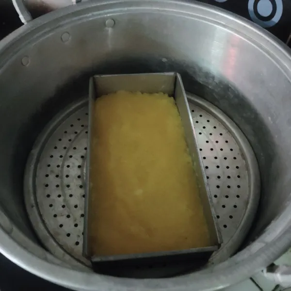 Panaskan kukusan, alasi tutup dengan kain bersih. Tuang singkong sebagian ke dalam loyang yang sudah di olesi minyak dan di alasi plastik, lalu ratakan, kukus selama 15 menit. Tuang lagi warna terakhir dan ratakan, kukus lagi selama 20 menit, lalu matikan kompor.