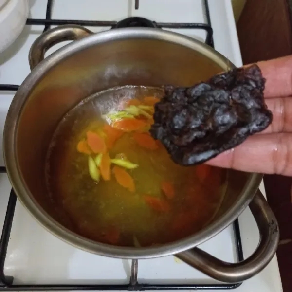 Masukan asam jawa masak hingga asam jawa larut.