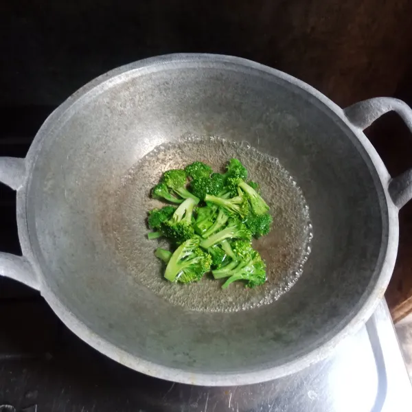 Rebus brokoli di air panas sekitar 5 menit, lalu angkat dan tiriskan.