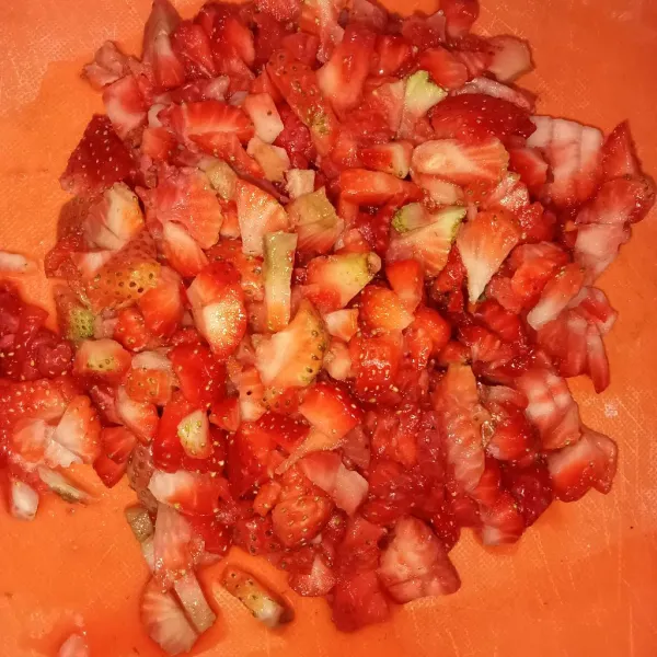 Kemudian cincang strawberry.