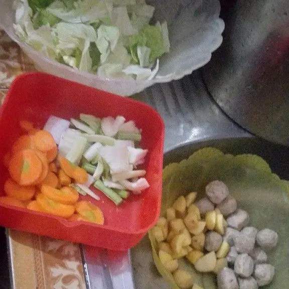 Cuci sayuran lalu potong potong sisihkan.