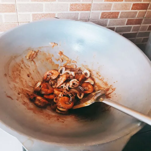 Masukkan kaldu bubuk, gula, merica, saus tiram, kecap ikan, cabai, dan kecap manis. Masak sebentar hingga matang (5 menit).