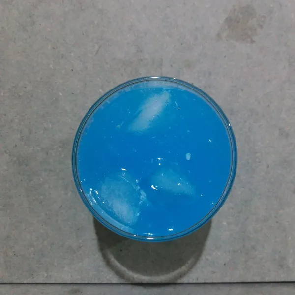 Tuang air soda biru.