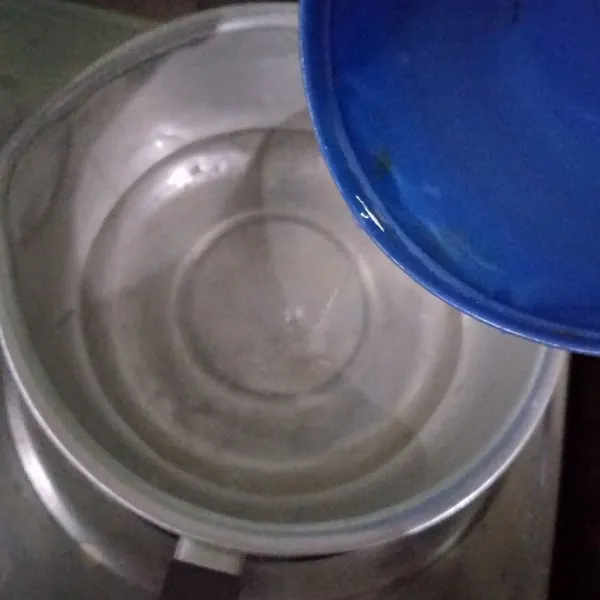 Rebus air setelah mendidih.