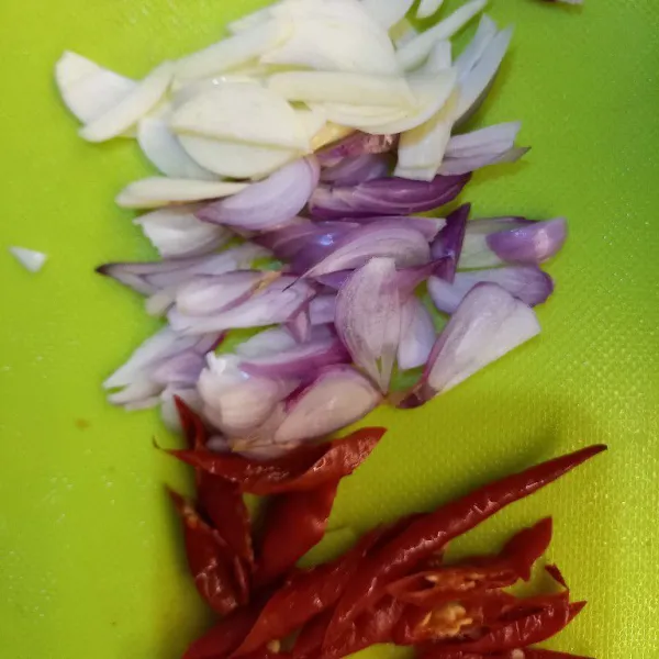 Iris tipis bawang dan cabai merah untuk garnish.